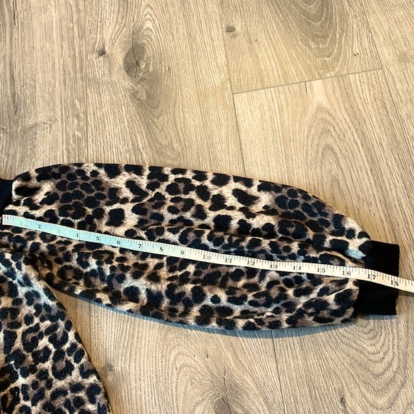 COCO & MAIN Animal Printed top with rounded on off the shoulder neckline. - Picture 5 of 9